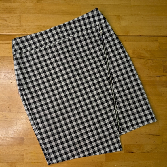 Le Chateau Asymmetrical Check Pencil Skirt Size 2 - Picture 4 of 7